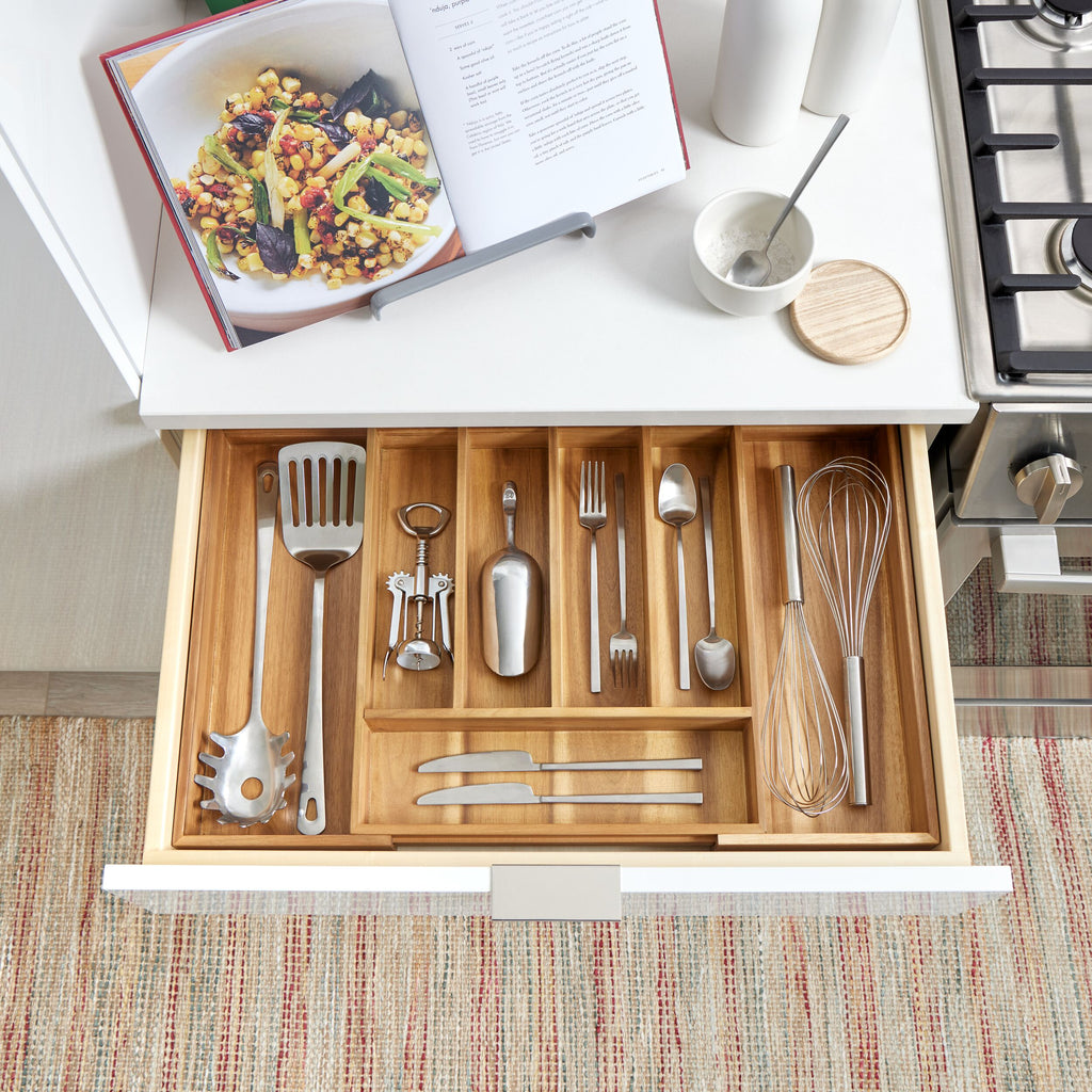 iDesign – Acacia pull-out drawer organizer – 40274 – detail view 13