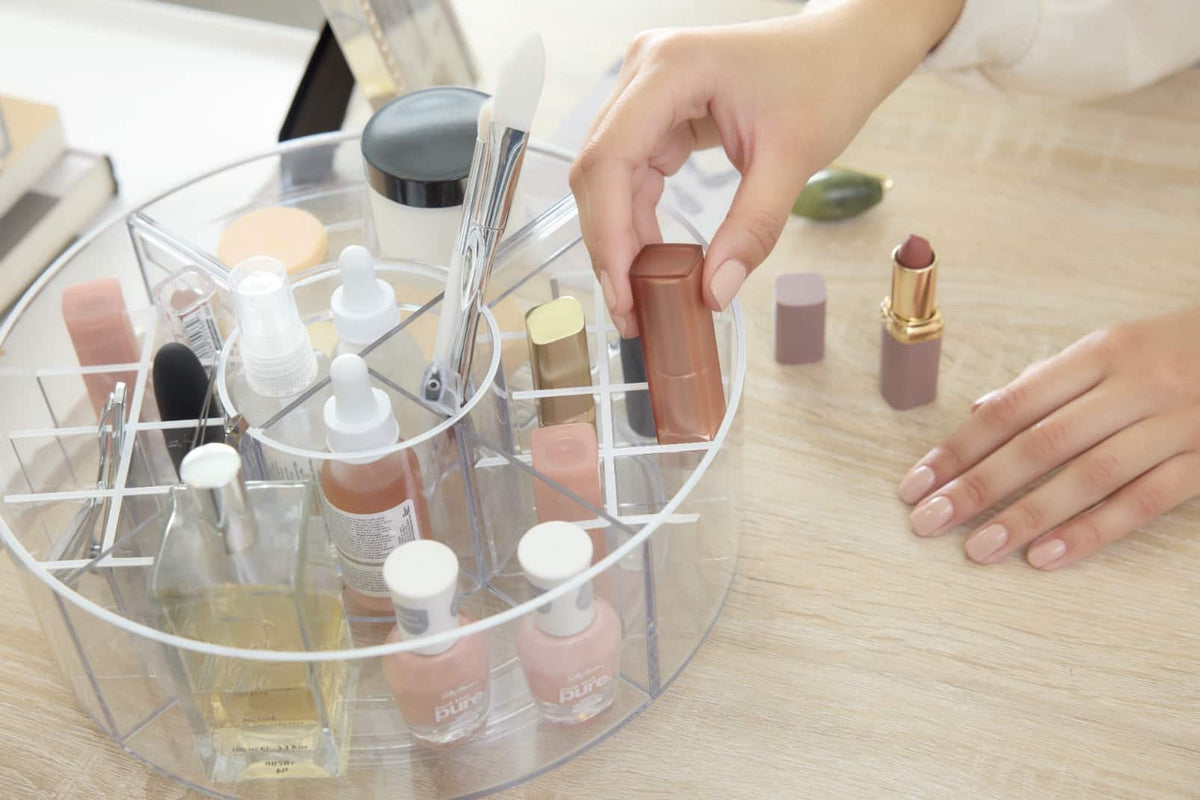 iDesign x Sarah Tanno – Cosmetic Lazy Susan – Clear – – detail view 6