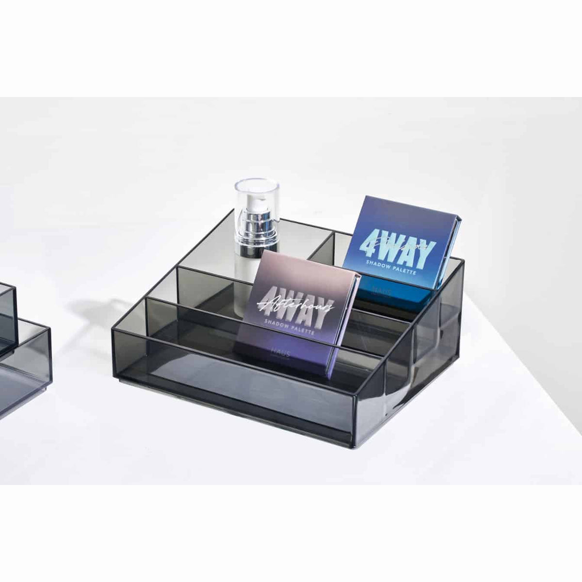iDesign x Sarah Tanno – Cosmetic organizer for nails – Smoke – detail view 6