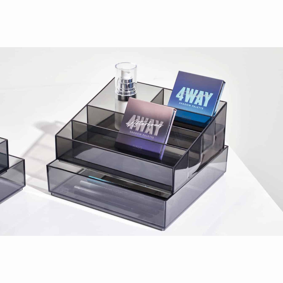 iDesign x Sarah Tanno – Cosmetic organizer for nails – Smoke – detail view 7