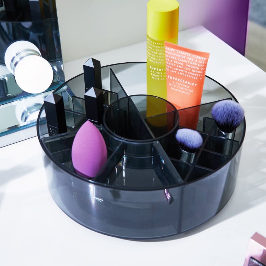 iDesign x Sarah Tanno – Cosmetic Lazy Susan – Smoke – – detail view 5