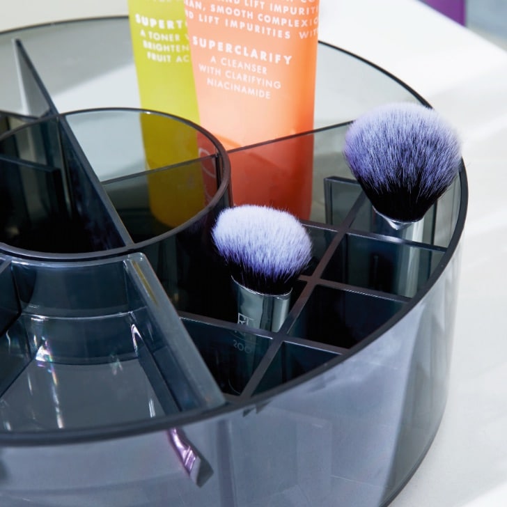 iDesign x Sarah Tanno – Cosmetic Lazy Susan – Smoke – – detail view 6