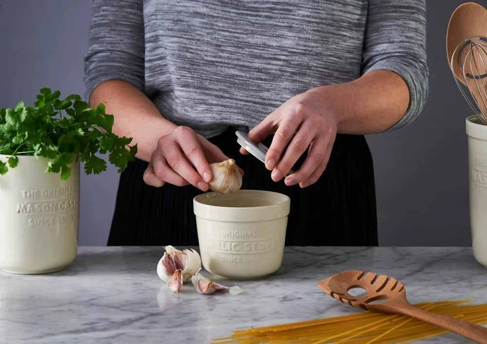 Mason Cash Innovative 2-in-1 Ceramic Garlic Store & Grater – detail view 3