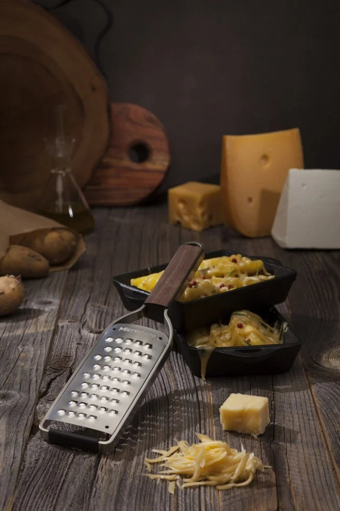 Microplane Master Coarse Grater with Wooden Handle 43308 – detail view 4