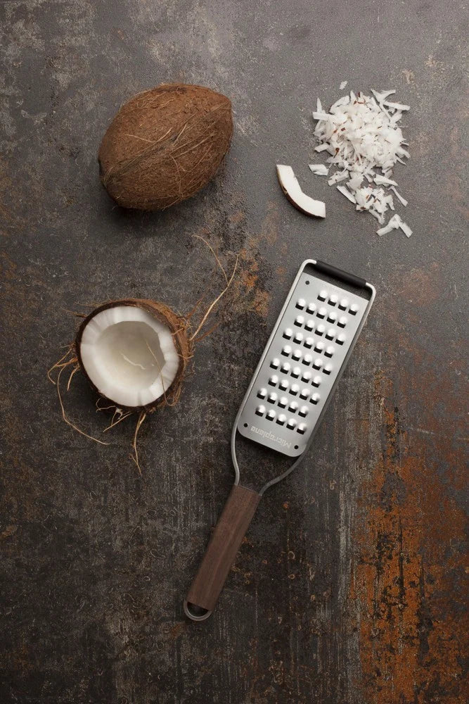 Microplane Master Coarse Grater with Wooden Handle 43308 – detail view 3