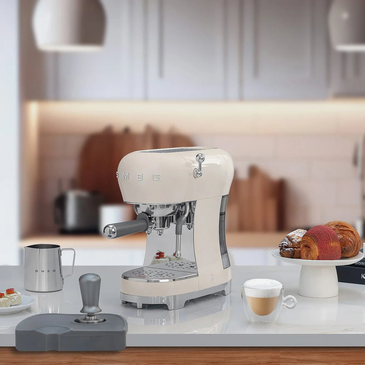 SMEG Coffee Machine ECF02B – detail view 13